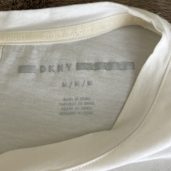 💋SALE💋DKNY Off-White Short Sleeves T-shirt with Scoop Neck, DKNY Logo. Size M. - Picture 3 of 5